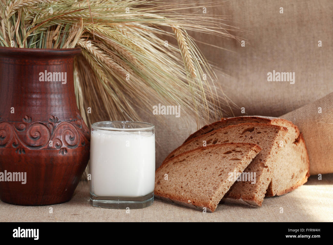 Bauernhof Essen Stilleben. Brot und Milch in der Nähe von Weizen auf  Leinwand Hintergrund Stockfotografie - Alamy