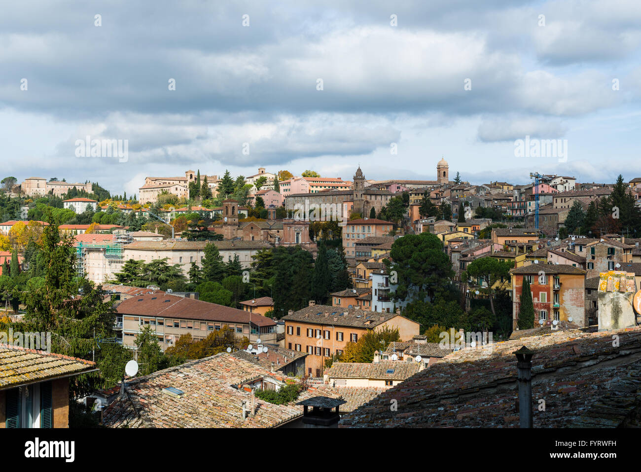 Panoramablick von der italienischen Stadt Perugia, mit grauem Himmel Stockfoto