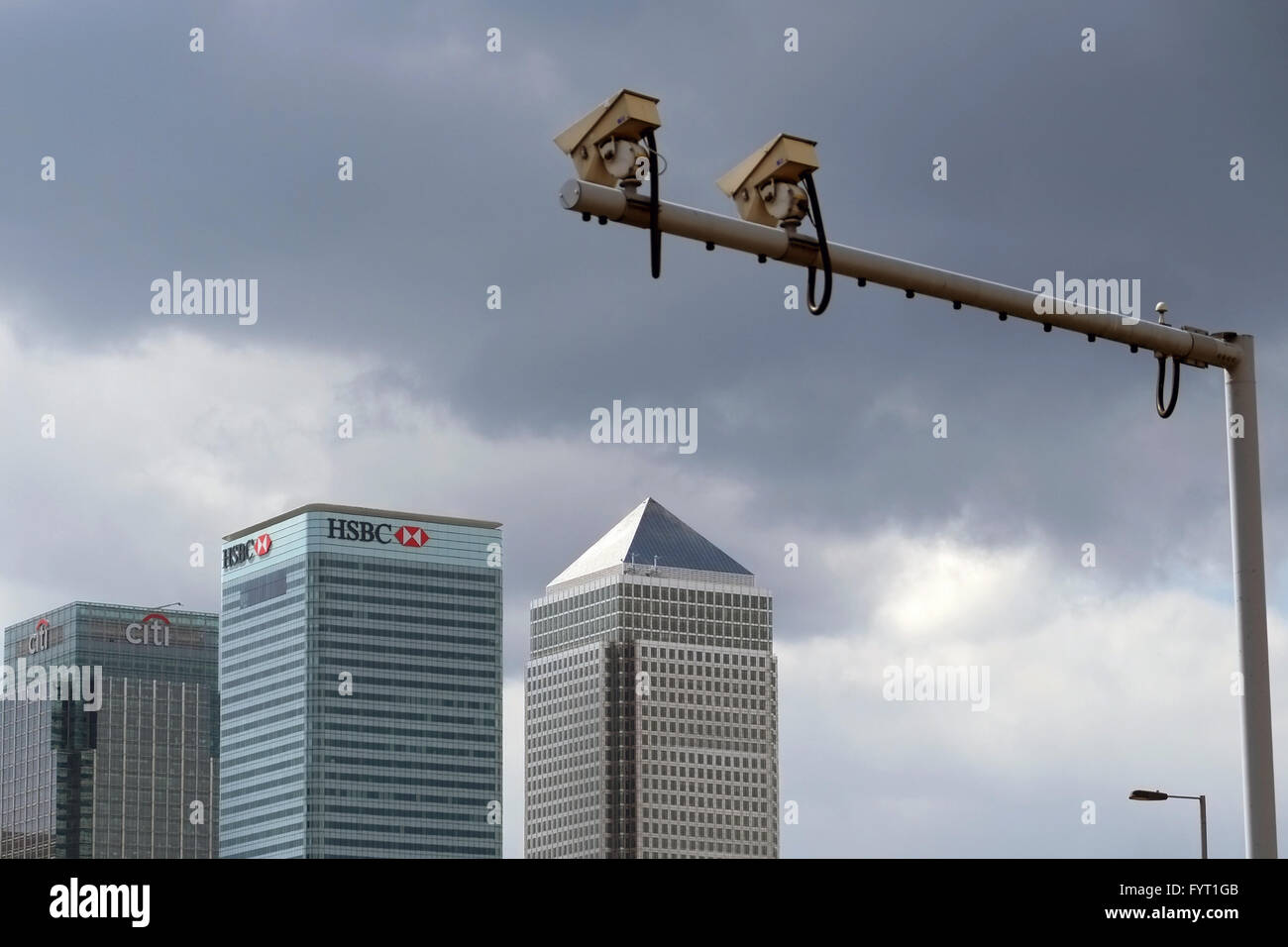 CCTV-Überwachungskameras mit Blick auf die Skyline des Finanzviertels Canary Wharf in London, symbolisieren Überwachung, Sicherheit und Überwachung der globalen Bank Stockfoto