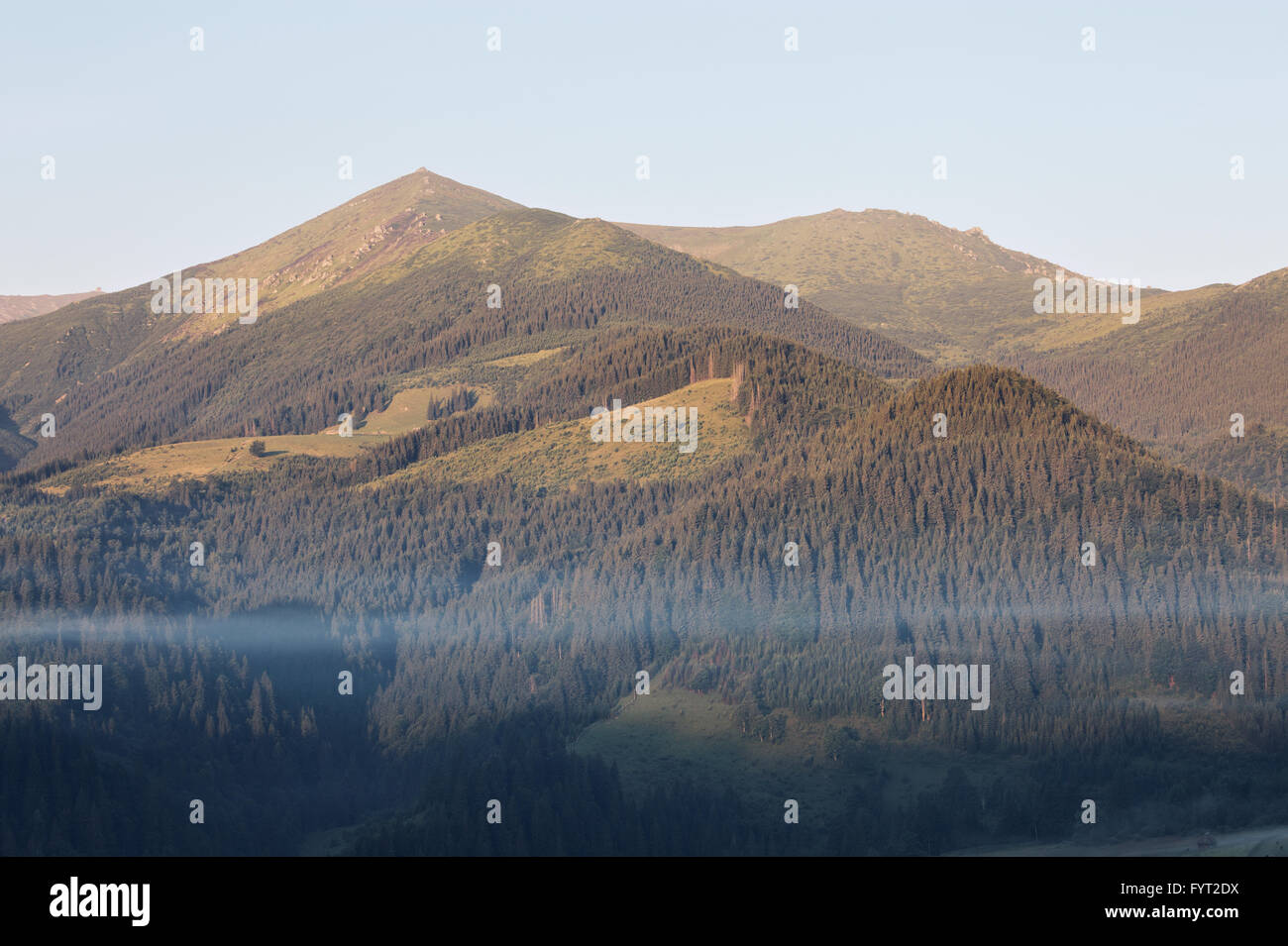 Berge-Landschaft bei Sonnenaufgang Stockfoto
