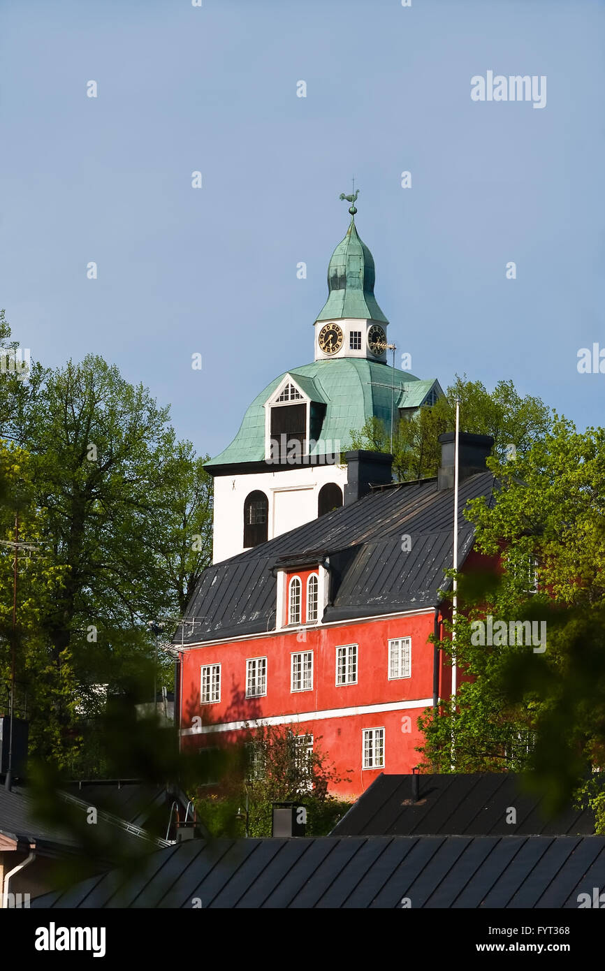 Historische Gebäude in Porvoo - das alte Haus und Glockenturm. Finnland Stockfoto