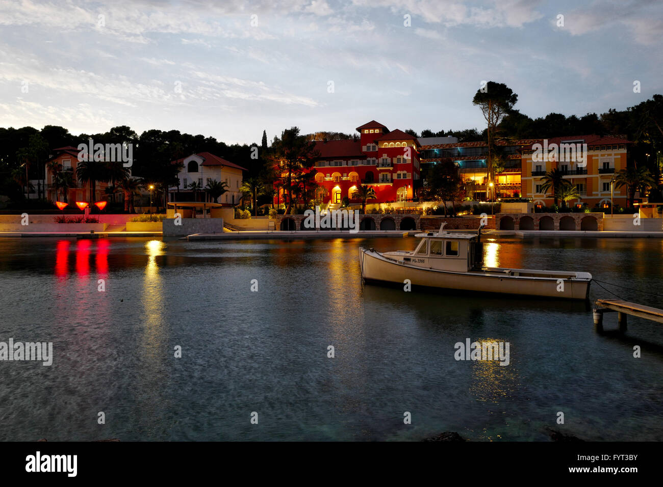 Luxus Hotels in Cikat Bucht, Kroatien, in der Nacht Stockfoto