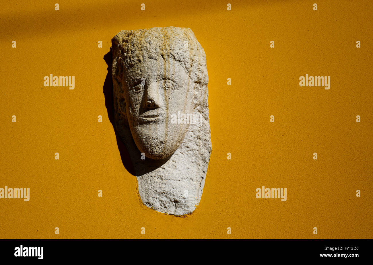 Stein Kopf Skulptur in der Wand eines Gebäudes, Losinj Kroatien Stockfoto