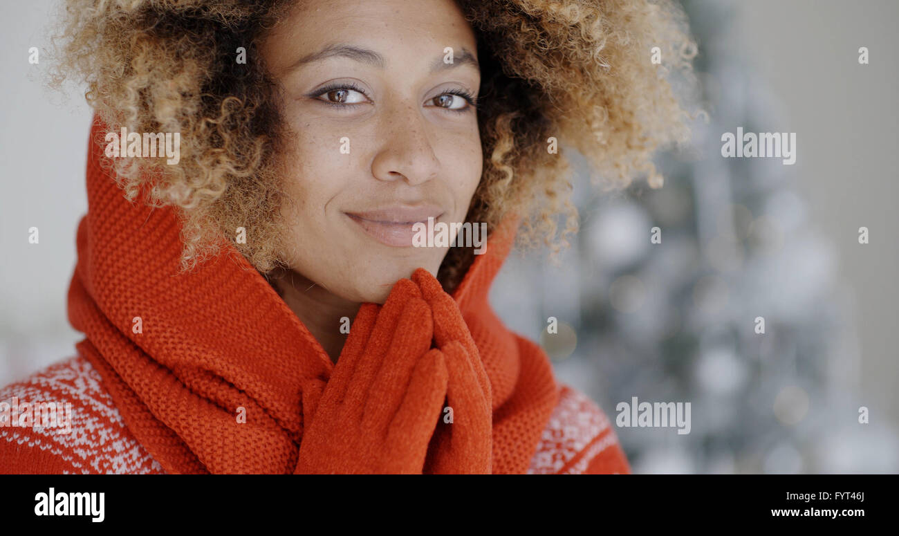 Süße junge afrikanische Frau im Winter-Mode Stockfoto