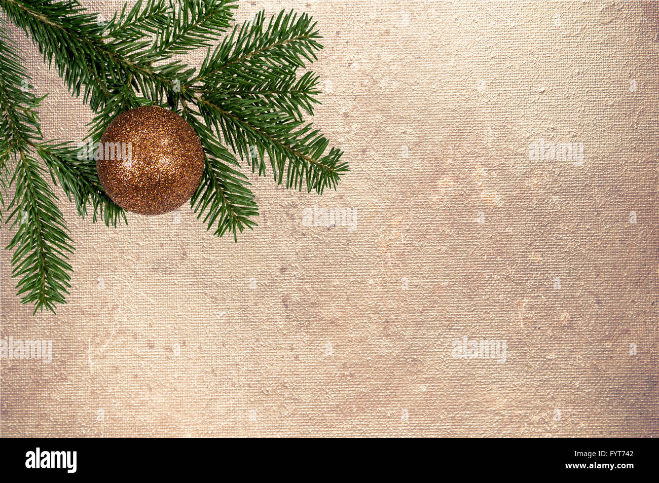grüner Zweig mit Weihnachtskugel auf hölzernen Hinterg Stockfoto