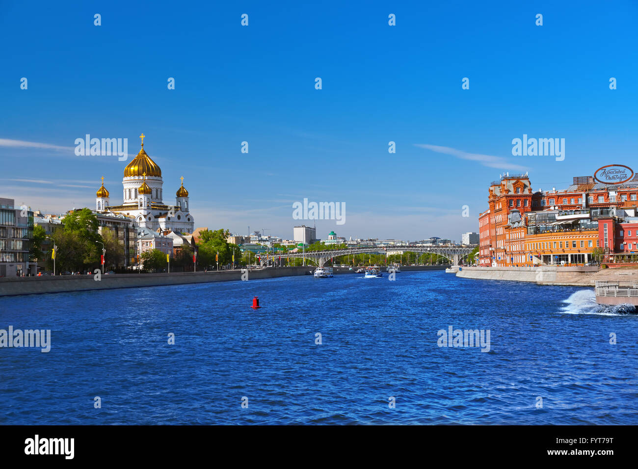 Moskau, Russland - SEPTEMBER 05: Kirche von Christus dem Erlöser und ehemalige Fabrikgebäude Roter Oktober Süßwaren am September 05 Stockfoto