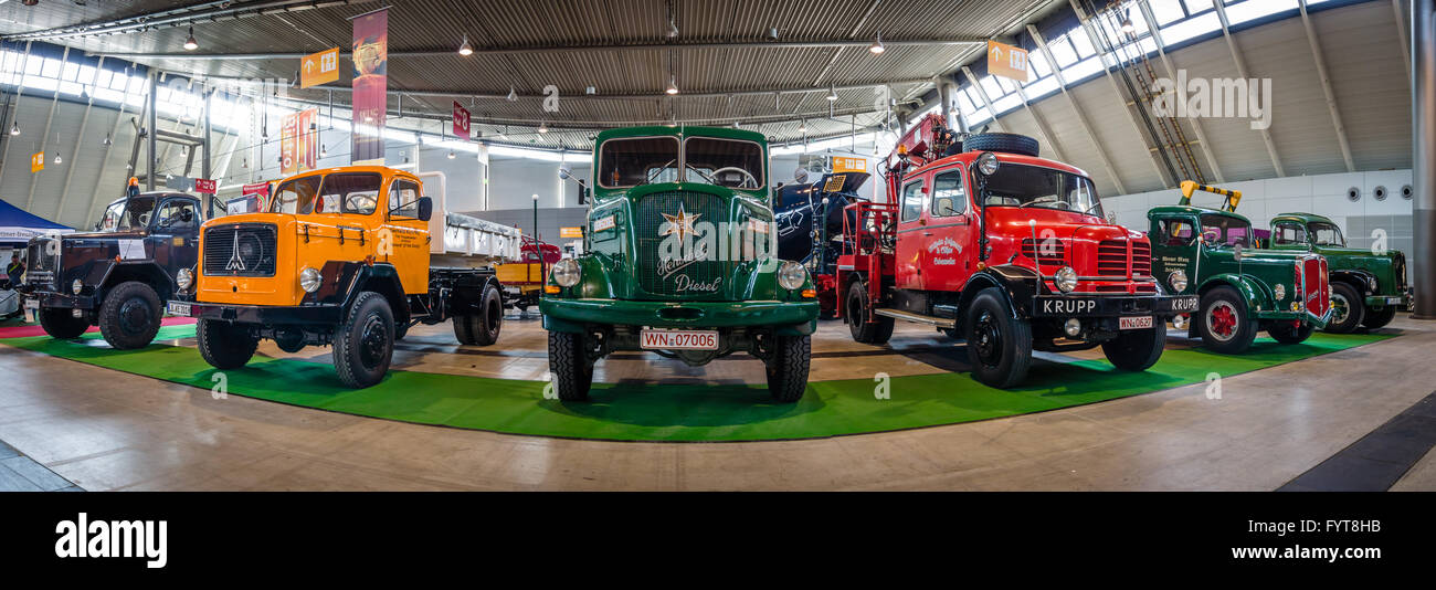 Panoramablick von der schweren LKW verschiedener Marken und Modelle. Stockfoto
