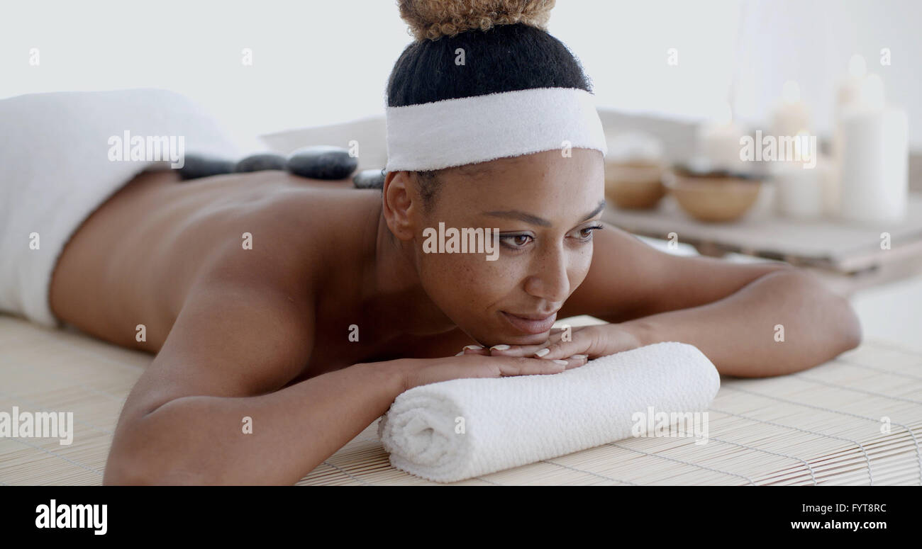 Frau Getting Hot Stones Massage im Spa Stockfoto