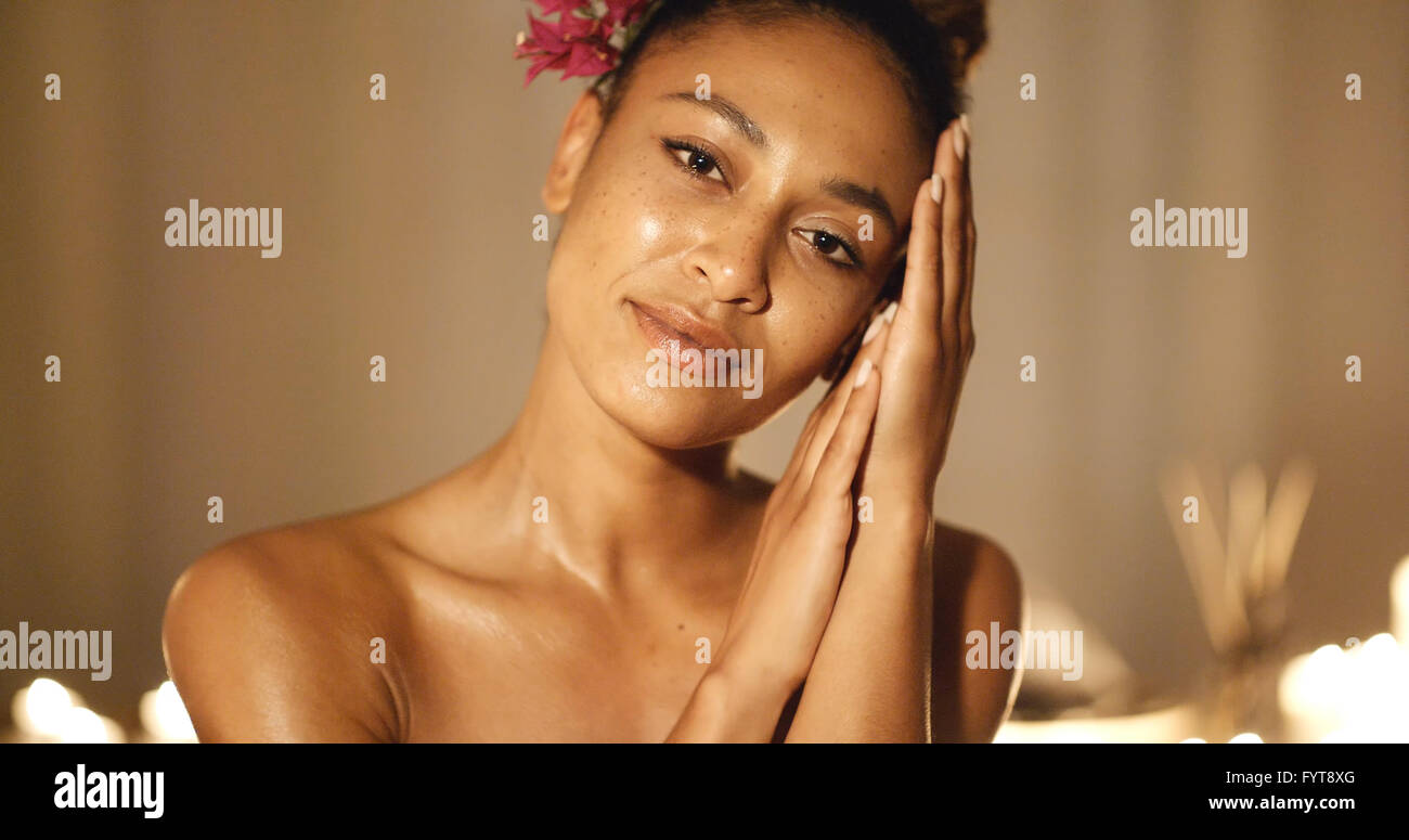 Junge Frau mit Blume im Haar Stockfoto