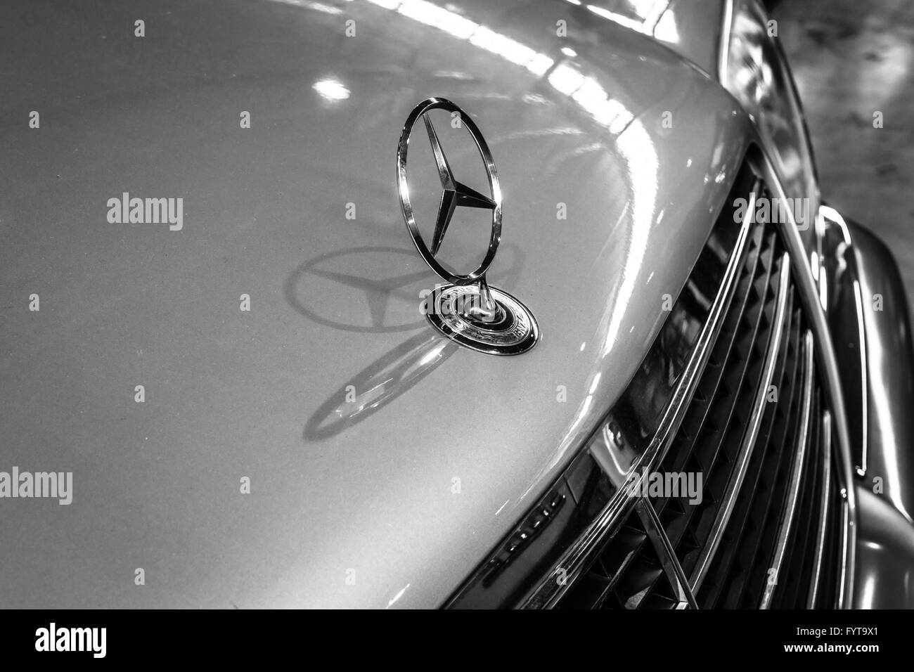 Hood Ornament der MercedesBenz 300 SE (W140), closeup Stockfotografie