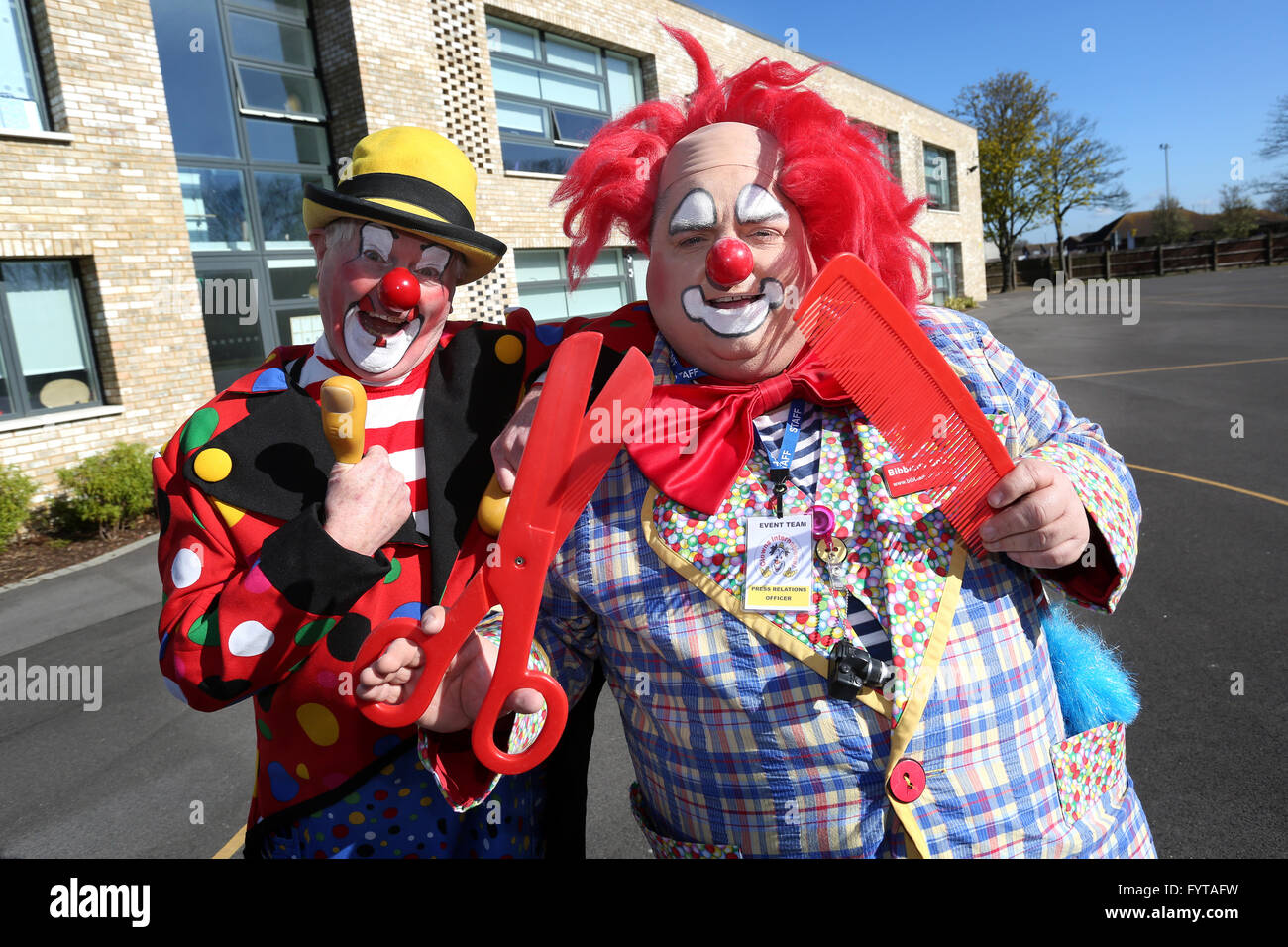 Clowns, Bibbledy Bob, (rote Haare) und Clown Bluey, (gelbe Hut) abgebildet unterhaltsame Kinder in Bognor Regis, West Sussex, UK. Stockfoto