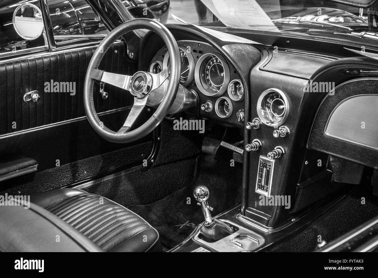 Kabine der Sportwagen Chevrolet Corvette Roadster Black Old-School Resto Mod, 1967. Stockfoto