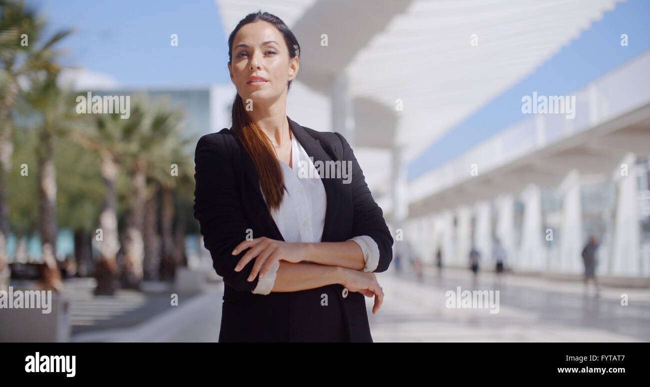 Nachdenklich Geschäftsfrau mit verschränkten Armen Stockfoto