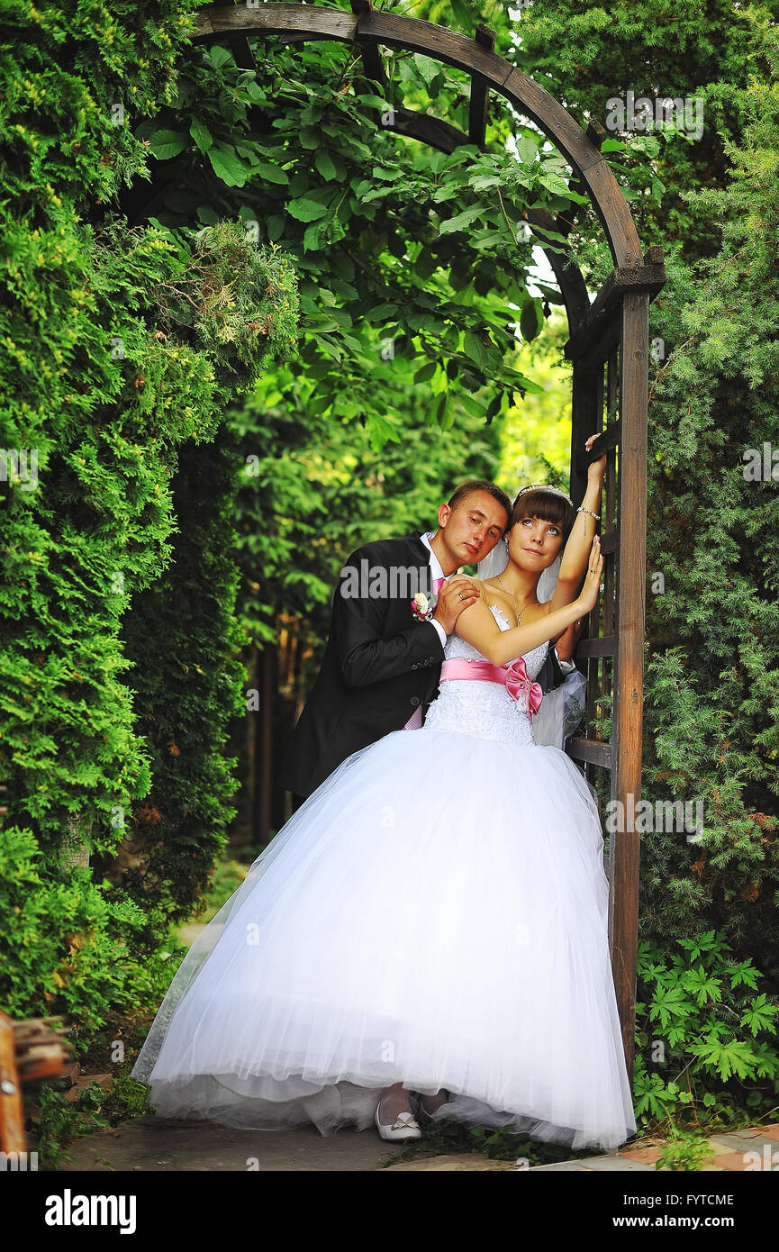 Hochzeitspaar in Liebe auf ihren glücklichen Tag Stockfoto