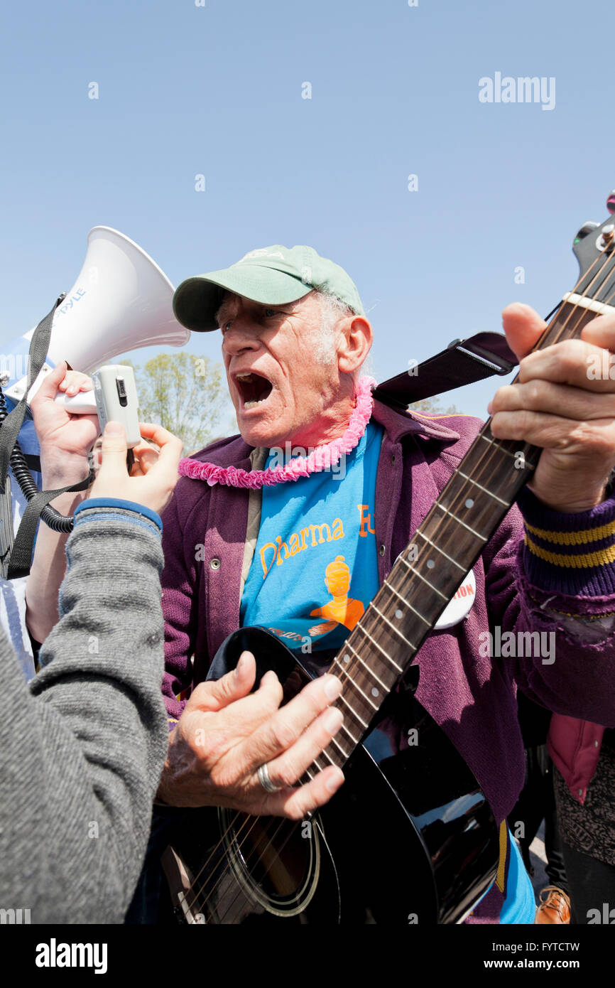 Demonstrant singen Volkslieder auf politische Kundgebung - Washington, DC USA Stockfoto