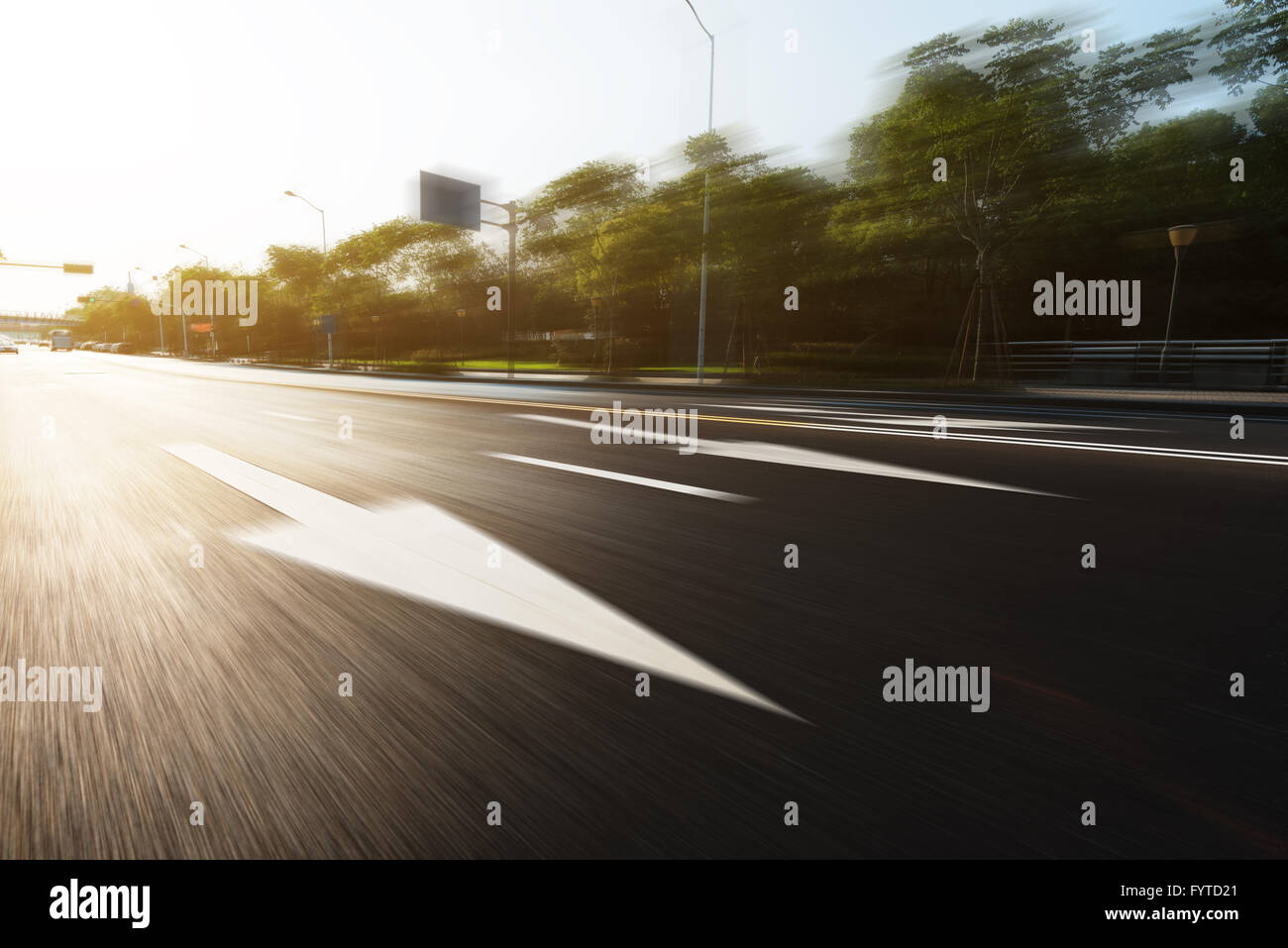 Sonnenlicht und leere Asphaltstraße mit Verkehrszeichen Stockfoto