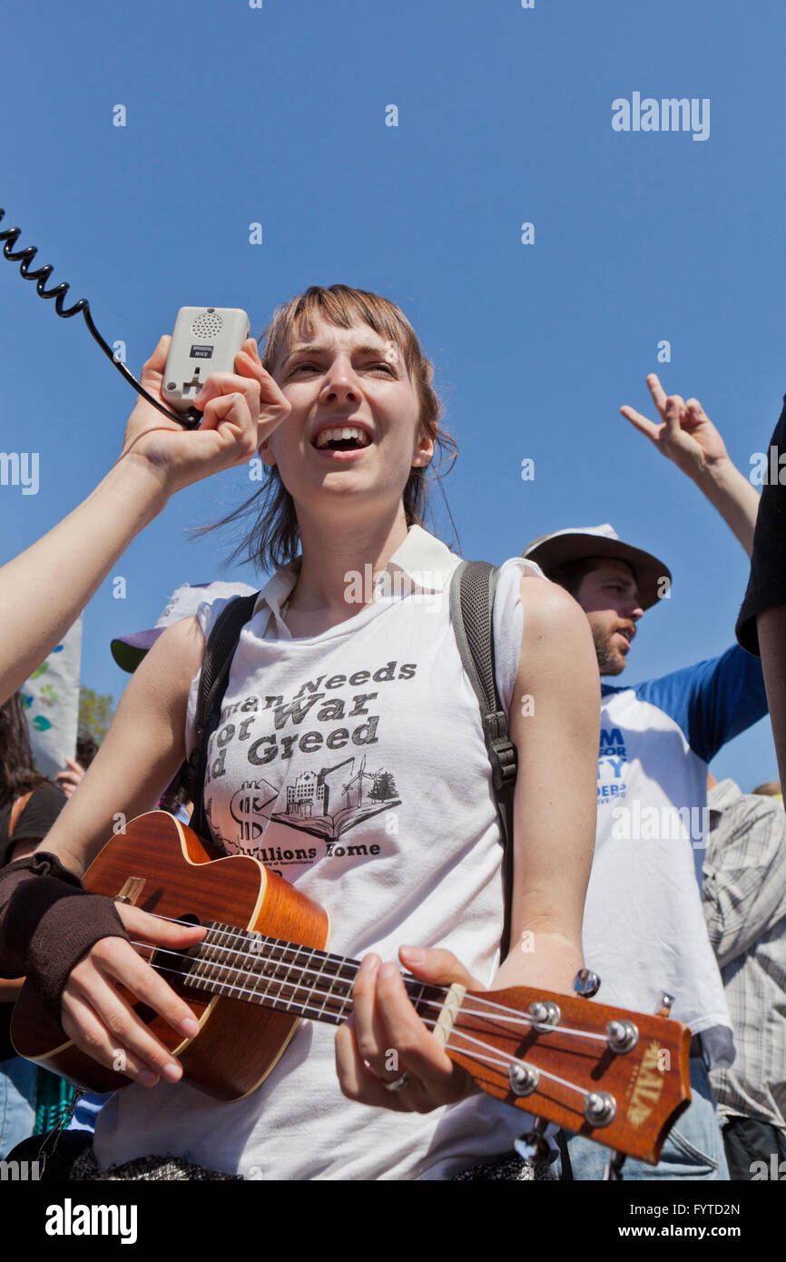 Demonstrant singen Volkslieder auf politische Kundgebung - Washington, DC USA Stockfoto