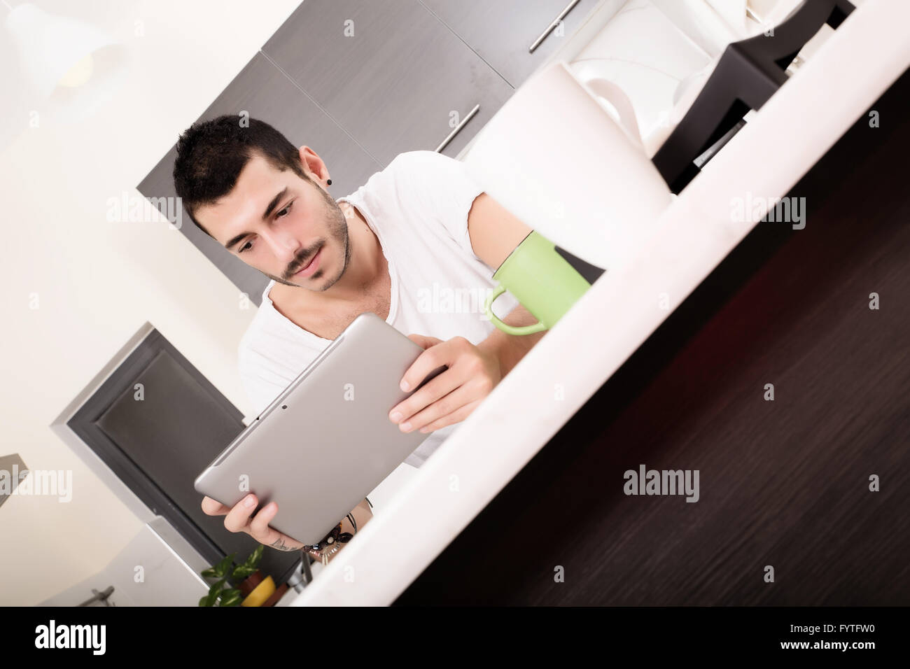 Kaffee und Tablet PC Stockfoto