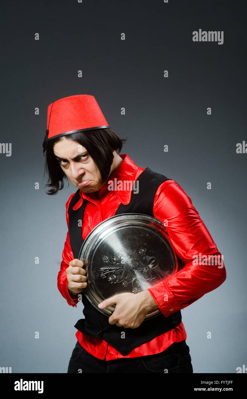 Mann trägt rote Fez Hut Stockfoto