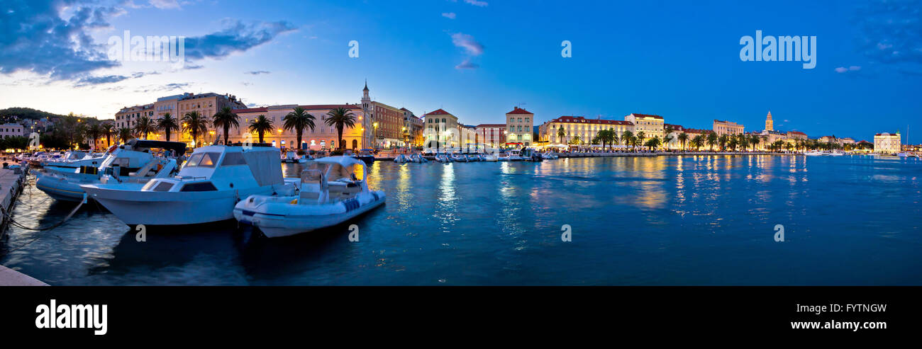 Split Waterfront Panorama in blaue Stunde Stockfoto