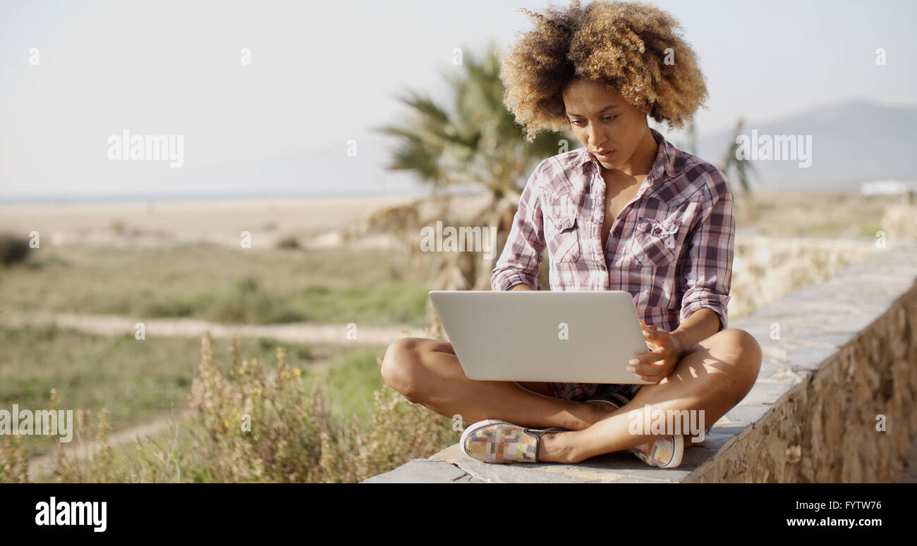 Mädchen mit einem Laptop im Freien arbeiten Stockfoto