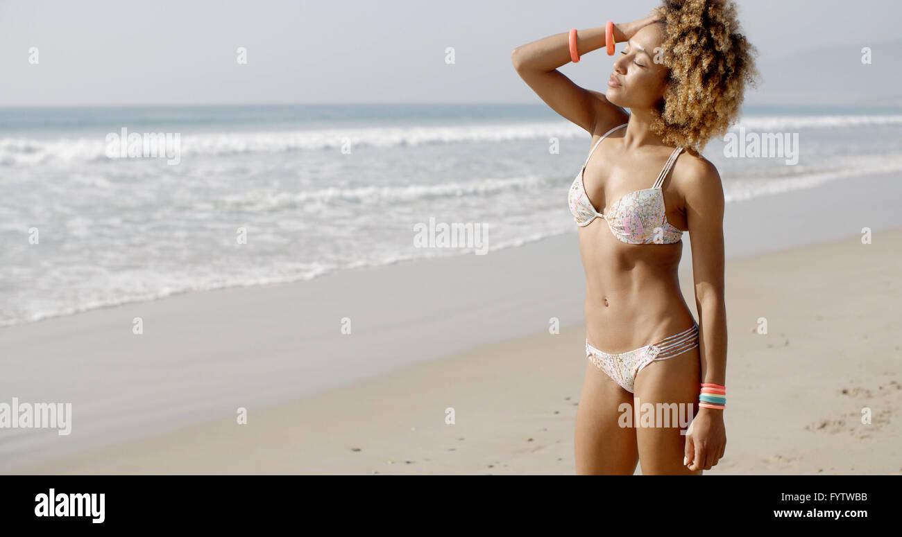 Frau beim Sonnenbad am tropischen Strand Stockfoto
