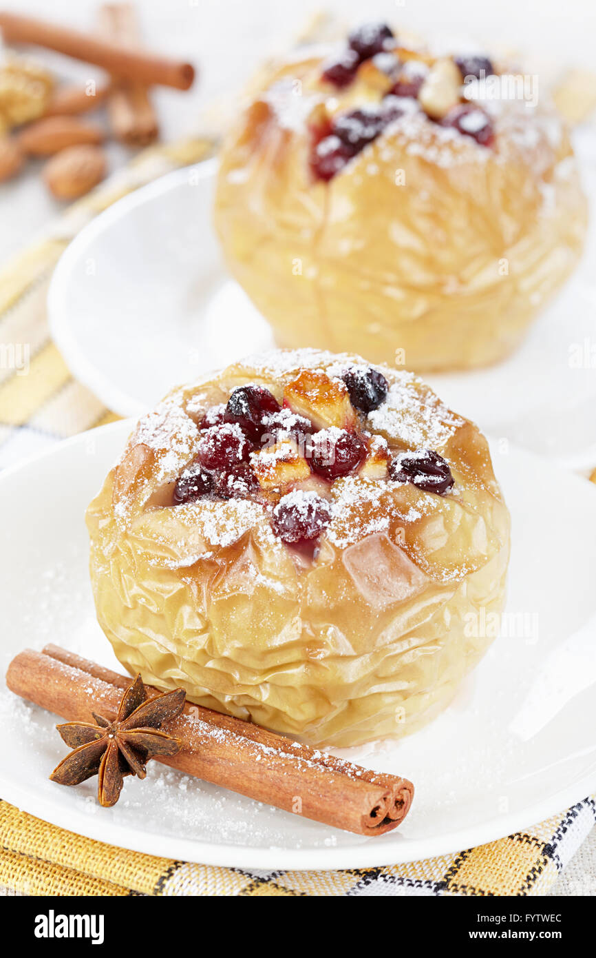 Gebackene Äpfel mit Honig und Preiselbeeren Stockfoto