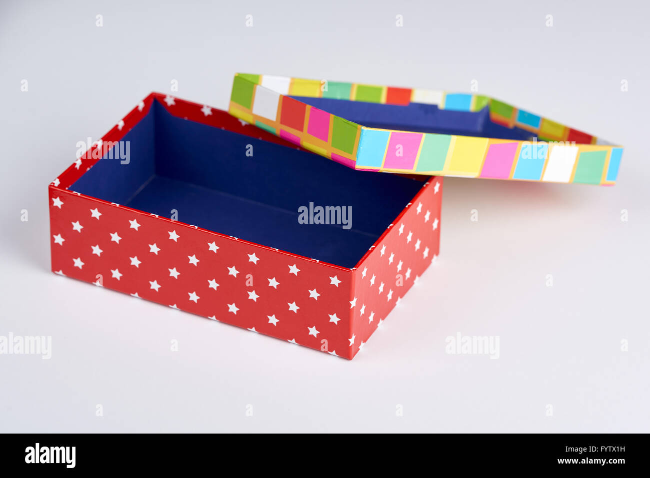 Eine bunte Kiste und Deckel mit Polka Dots und Quadrate Design auf weiß. Stockfoto