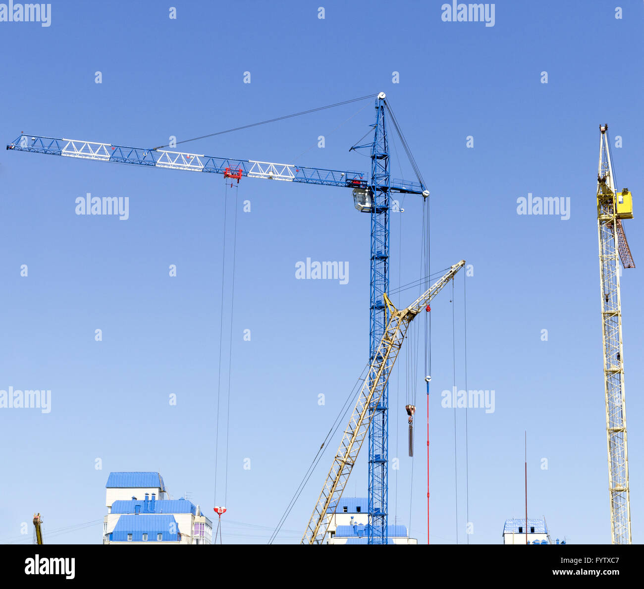 Industrielandschaft mit Silhouetten von Kränen auf den Himmelshintergrund Stockfoto