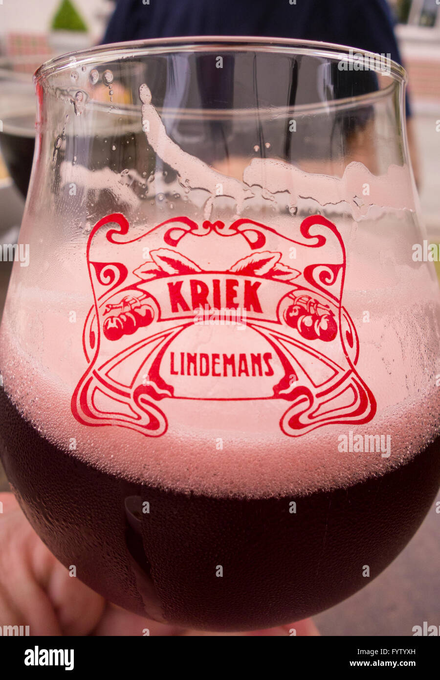 Belgien - Glas von Lindemans Kriek, aromatisierte Kirschbier aus Glas. Stockfoto