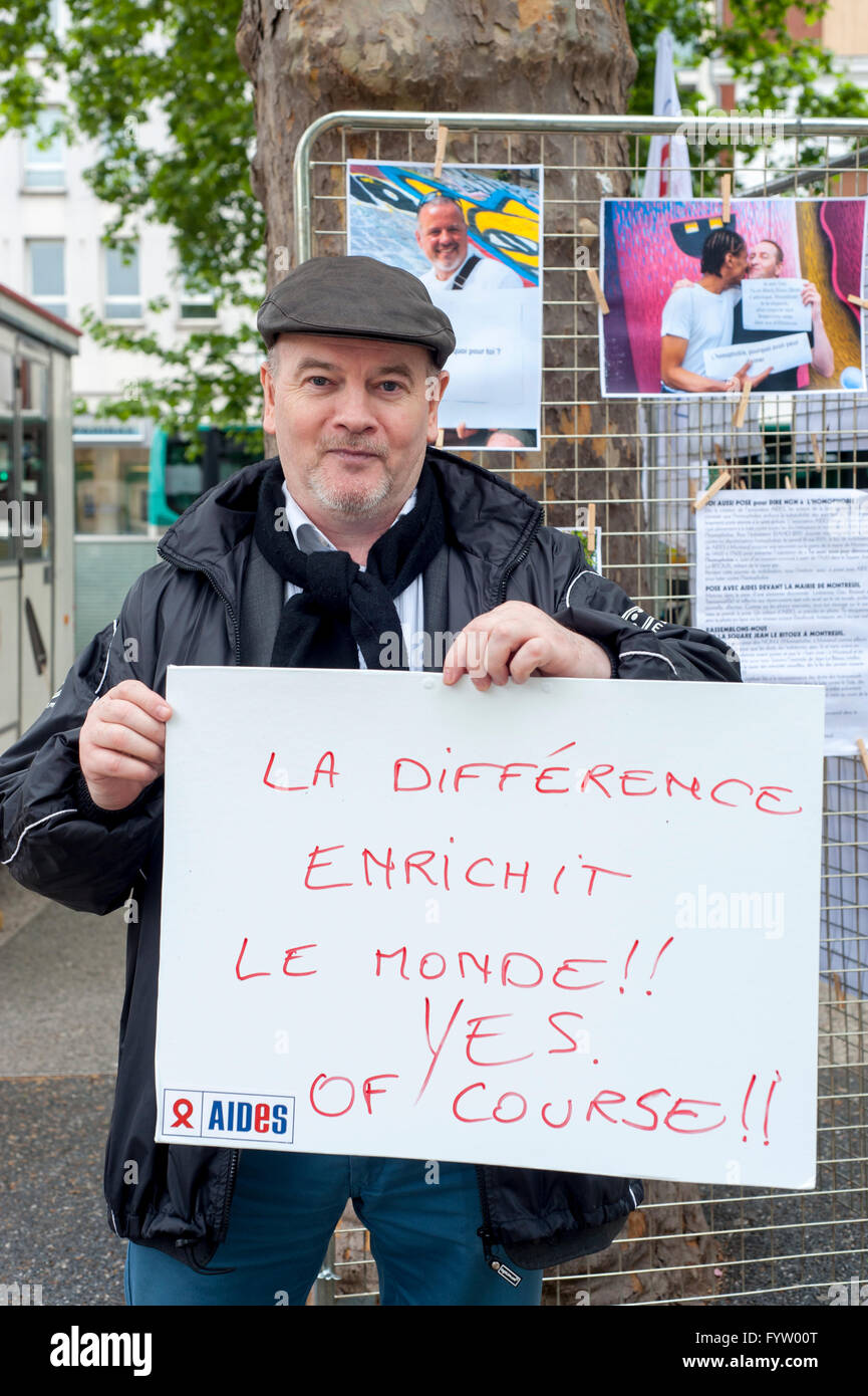 Montreuil, Frankreich, AIDES französische NGO, Kampagne gegen Diskriminierung Homophobie, IDAHOT, "Zum internationalen Tag gegen Homophobie, Transphobie und Biphobia" LGBT-Aktivismus, Senior Mann hält Protest unterschreibt "Unterschiede macht die Welt reicher" Stockfoto