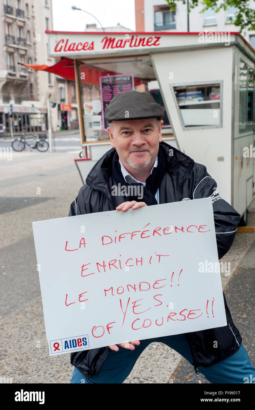 Montreuil, Frankreich, AIDES französische NGO, Kampagne gegen Diskriminierung Homophobie, IDAHOT, "Zum internationalen Tag gegen Homophobie, Transphobie und Biphobia" LGBT-Aktivismus, Senior Mann hält protestieren Zeichen Stockfoto