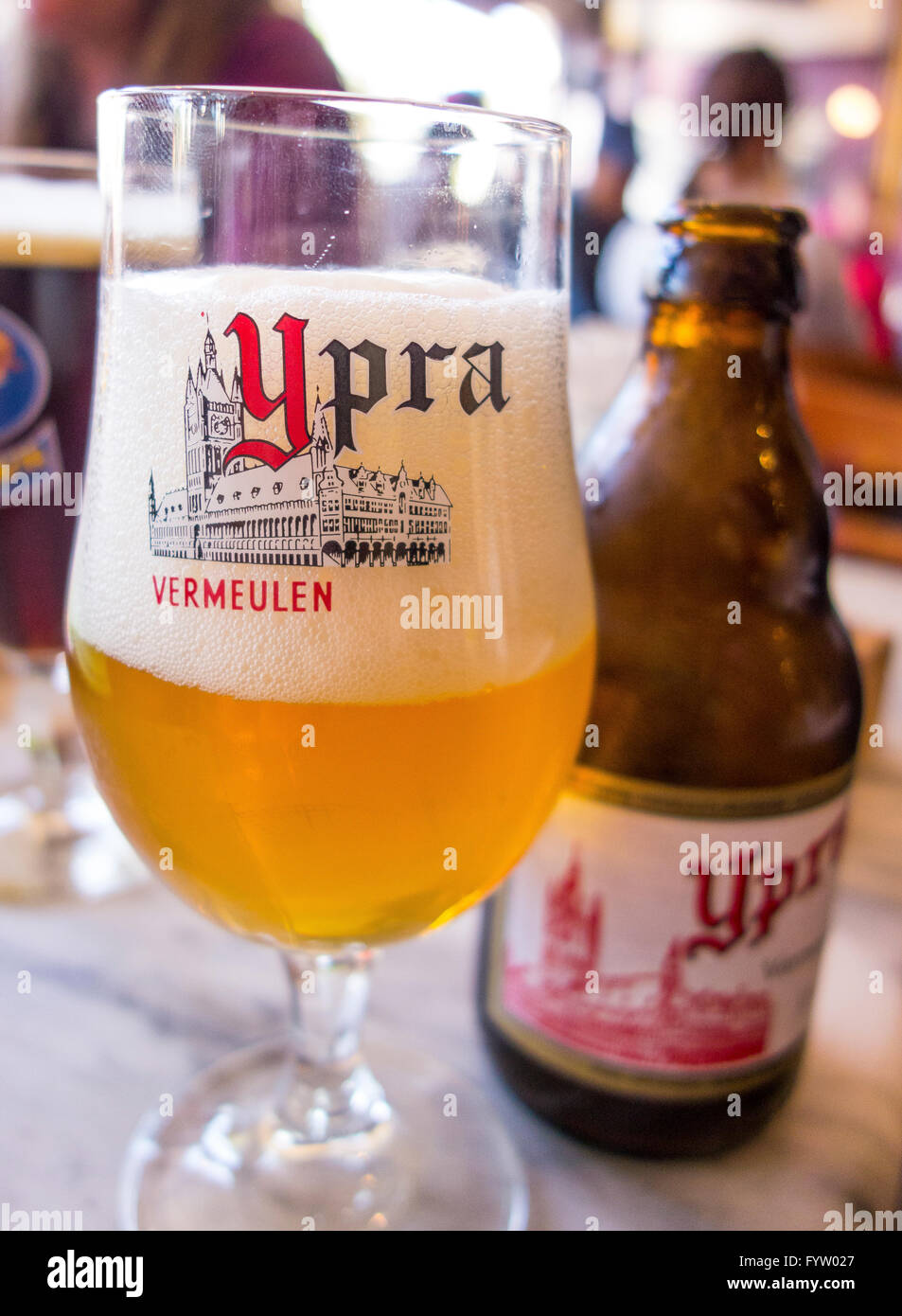 Ypern, Belgien Flasche und Glas Ypra belgisches Bier Stockfotografie Alamy