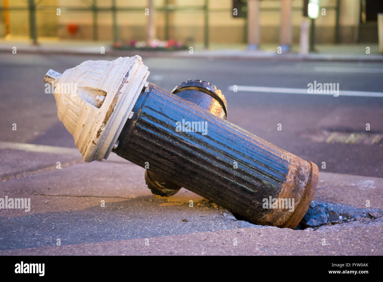 Eine beschädigte Hydranten an der Madison Avenue in New York am Donnerstag, 21. April 2016.  (© Richard B. Levine) Stockfoto