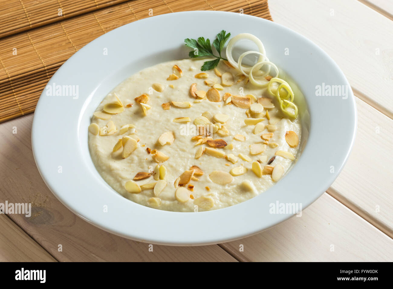 Lauch Gemüsesuppe Sahne in weißen Teller mit Mandelblättchen Stockfoto