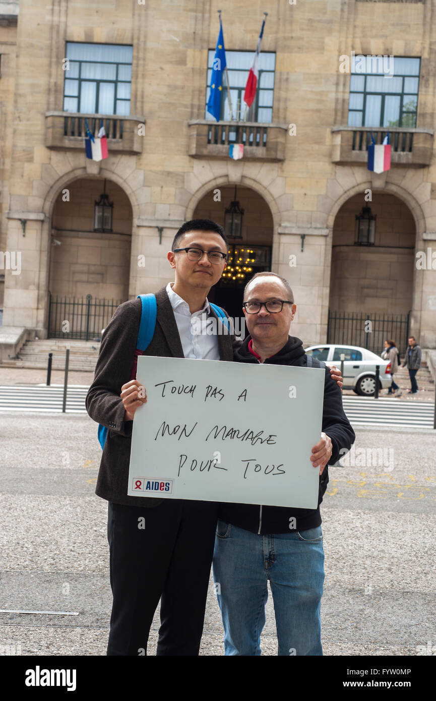 Montreuil, Frankreich, AIDES Campaign AIDS NGO Chinesisches und amerikanisches Paar, „The International Day Against Homophobia, Transphobia and Biophobia“ Protestschilder gegen Diskriminierung, Homophobie, Homosexuelle Ehe, Kampagne für homosexuelle Gleichheit, homosexuelle Paare Stockfoto