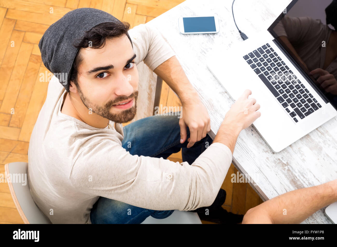 Zwei junge Männer, die im Büro arbeiten Stockfoto