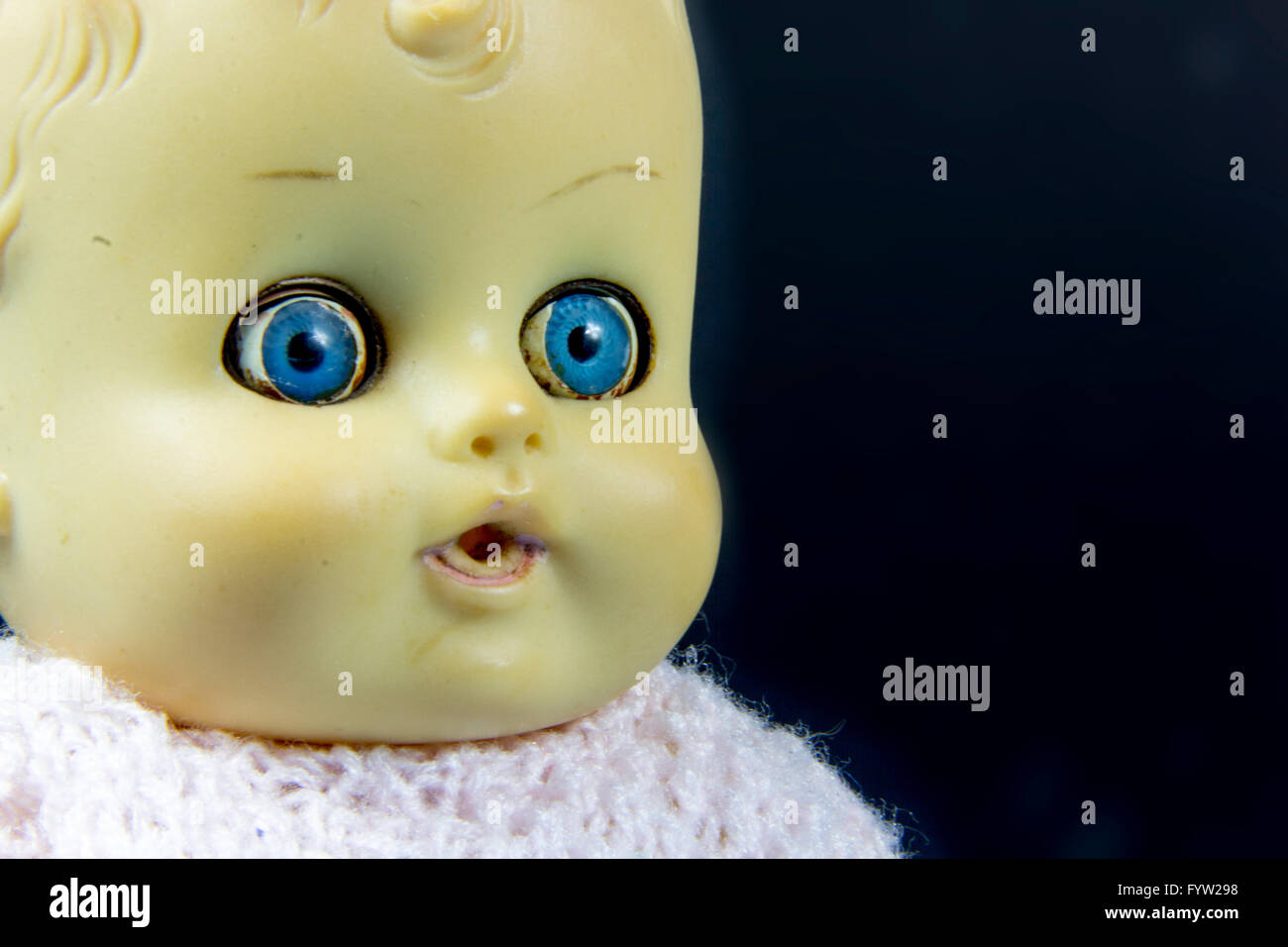 Vintage Puppe, Dolly, Marionette, altes Spielzeug, retro, blauer Hintergrund, Säugling, infantil, kindisch Stockfoto