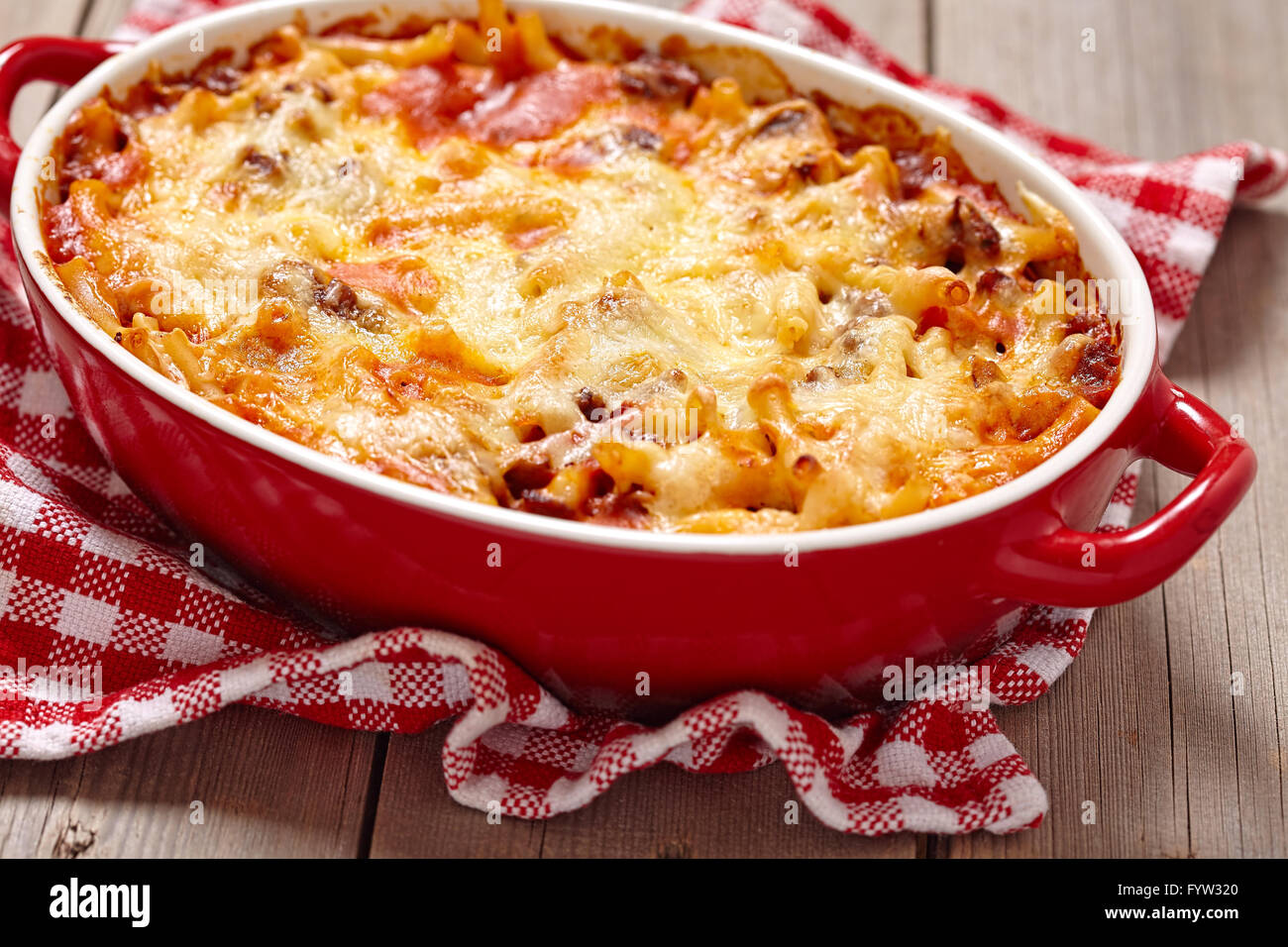 Makkaroni-Auflauf mit Hackfleisch Stockfotografie - Alamy