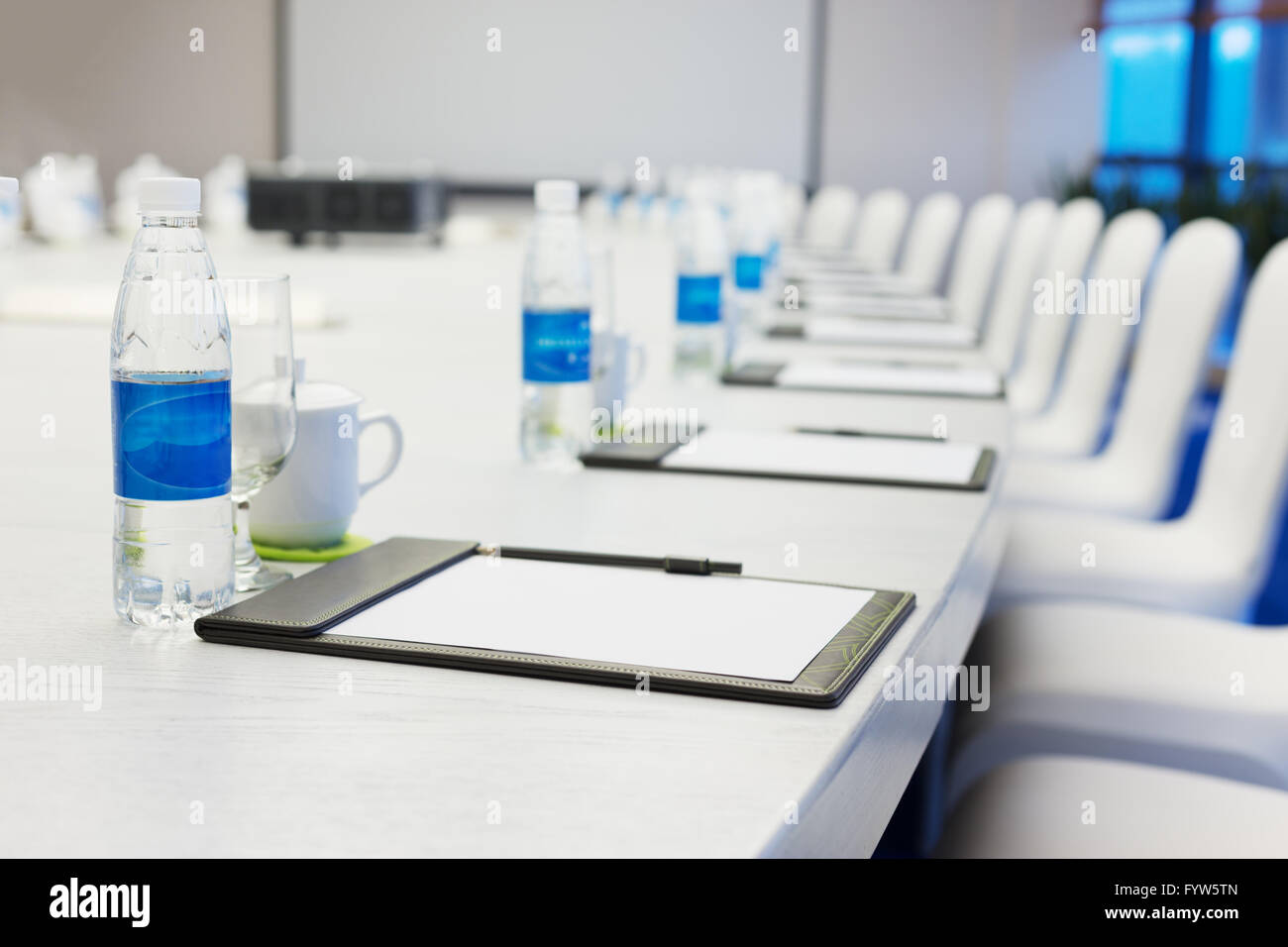 weiße große Tabelle in modernen Meetingraum Stockfoto