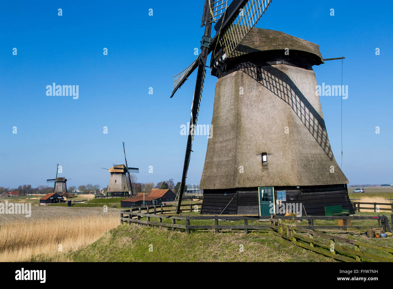 Schermer Mühlengebäude, ehemals 52 Windmühlen den Polder Schermer, heute die restlichen 11 Mühlen Teil eines Museums zu entleeren, Stockfoto