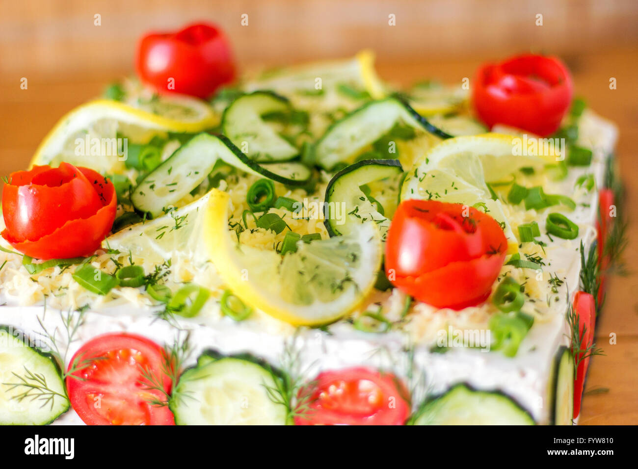 Herzhaftes Sandwich Kuchen (Smörgåstårta) Stockfoto