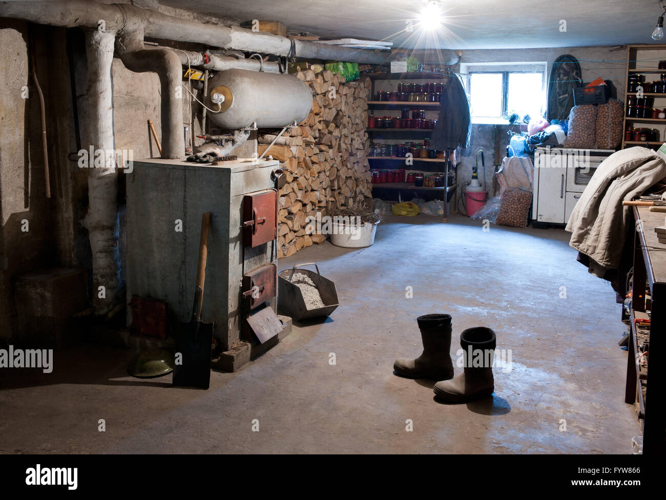 Dunklen Keller Innenraum mit Pantry in dem Land zu Hause, die  unterirdischen Kellerraum unter Bausystem, Haus Heizung indoor  Stockfotografie - Alamy