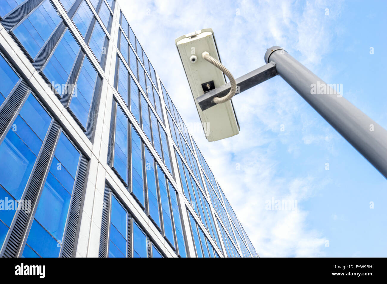 Spion auf Pole in der Nähe von modernen Gebäude im blauen Himmel Stockfoto