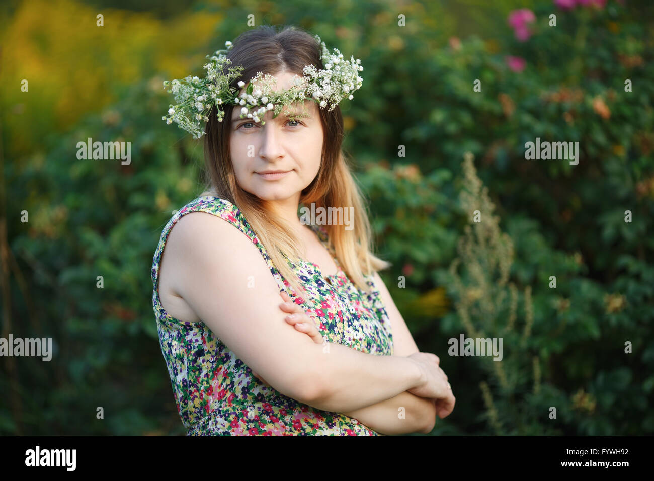 Hübsche junge Frau mit Kranz auf Kopf Stockfoto