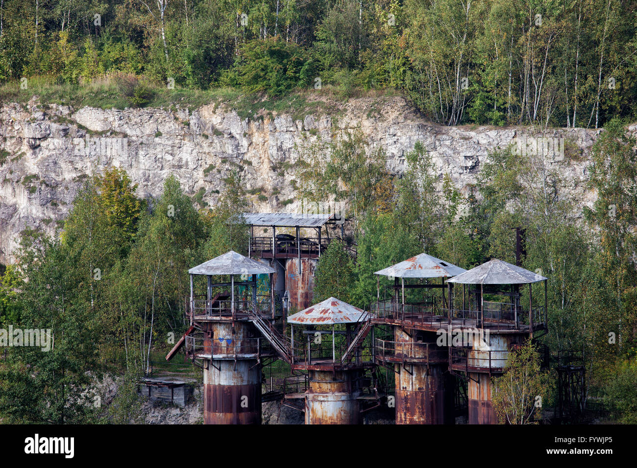 Polen, Krakau, Liban Steinbruch mit Jura-Kalkstein-Klippen und alten, rostigen Industriebauten aufgegeben Stockfoto