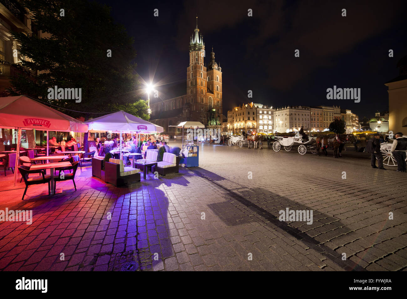 Nacht in der Stadt Krakau, Polen, Altstädter Ring, Freiluft-Café, Restaurant, Pferdekutsche, Trainer, gepflasterten Straße, historische ce Stockfoto