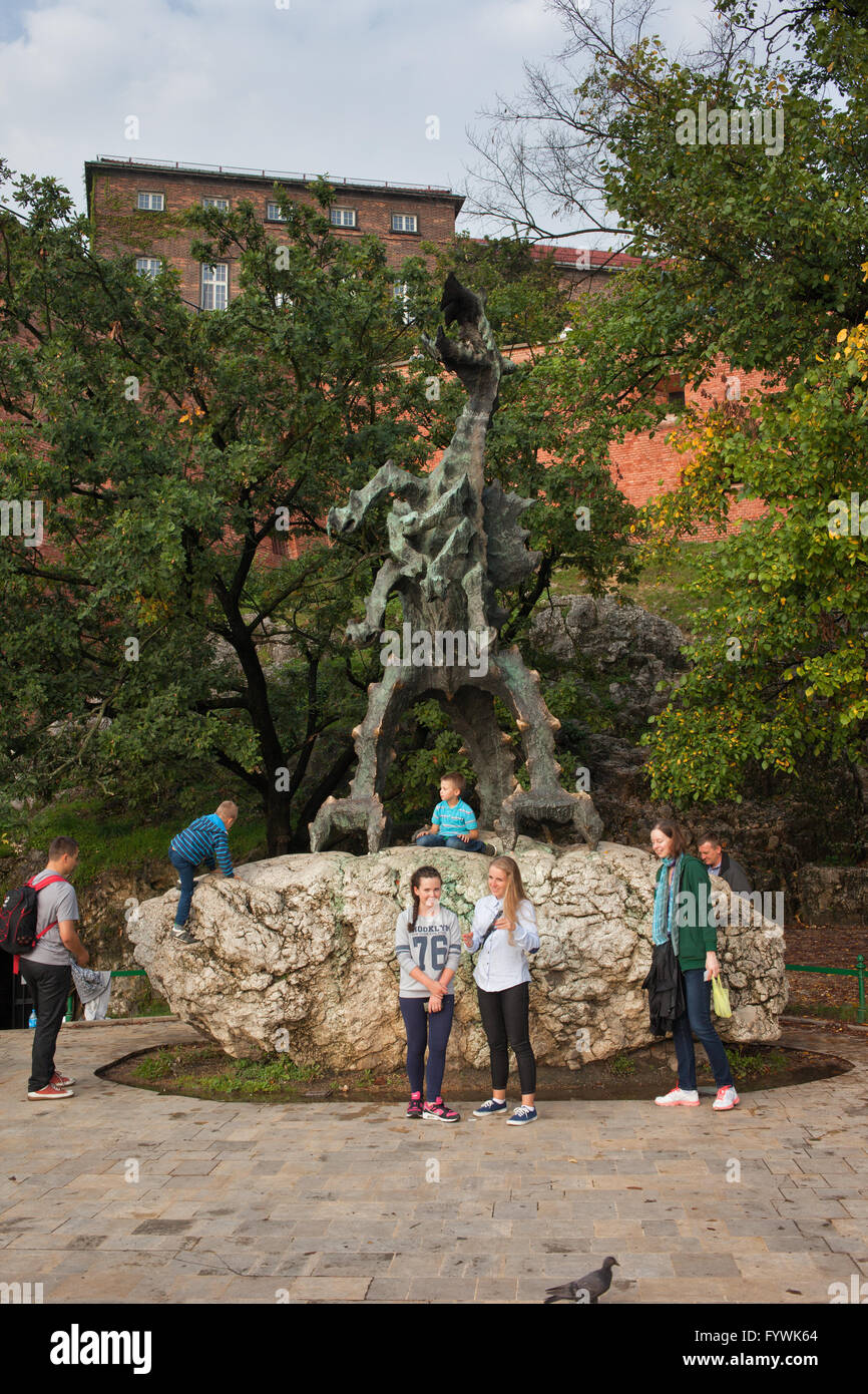 Wawel-Drachen - Smok Wawelski Silhouette in Krakau, Polen, Wahrzeichen der Stadt, Symbol, Touristen, Kinder posieren und spielen Stockfoto
