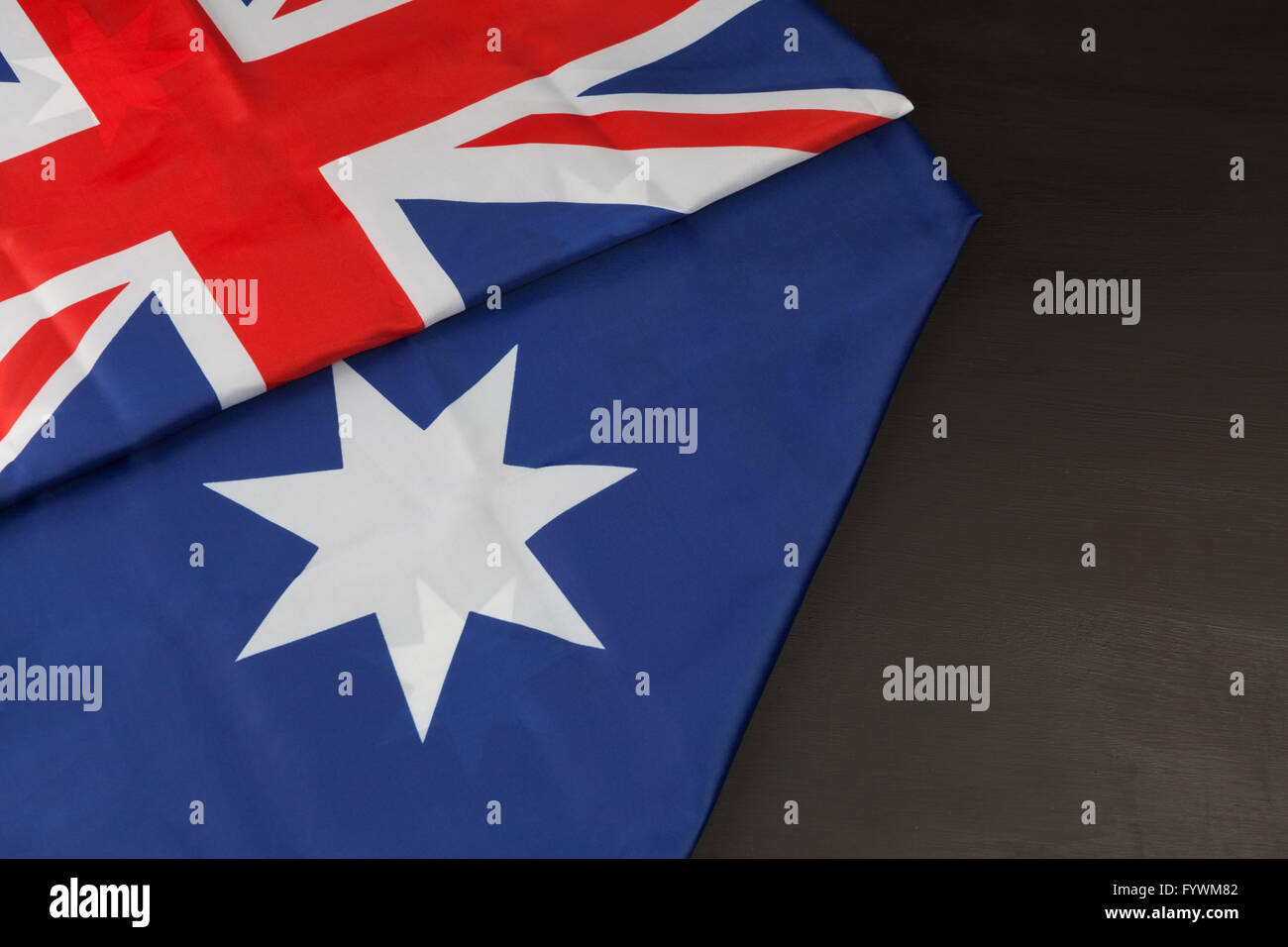 Australische Flagge auf schwarzem Hintergrund mit textfreiraum gefaltet Stockfoto