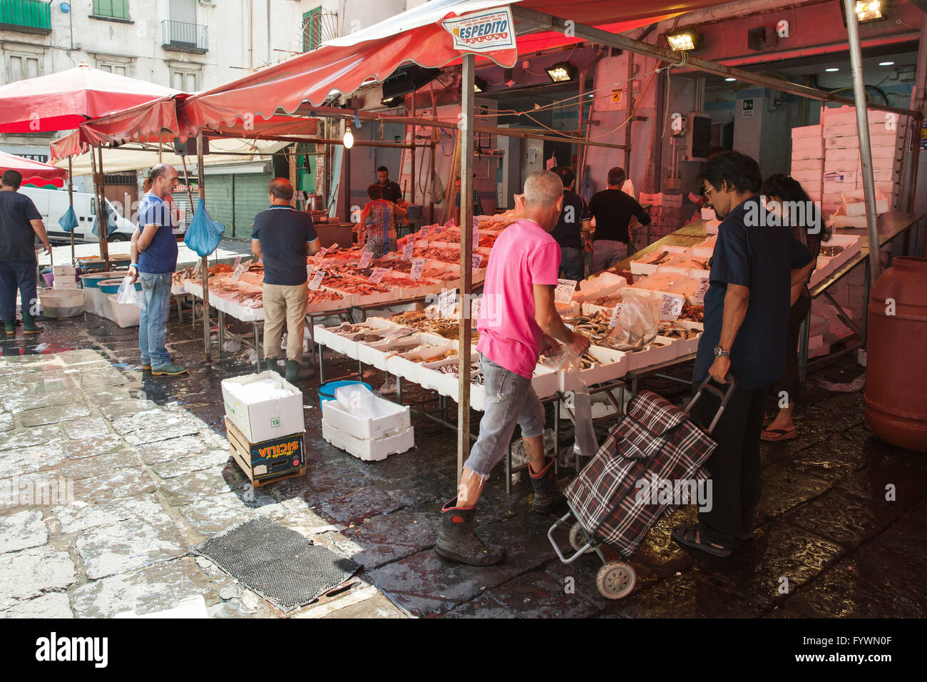 Neapel, Italien - 9. August 2015: Verschiedene Arten von Fisch lag auf den Ladentischen der Straße Marktplatz in Neapel, Käufer warten auf Kunden Stockfoto